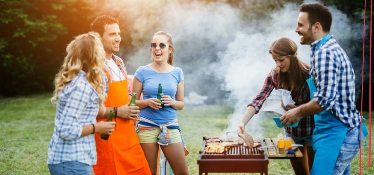 Grilovací sezóna začíná! Nezapomínejte na děti, pohodlí a krásný venkovní prostor